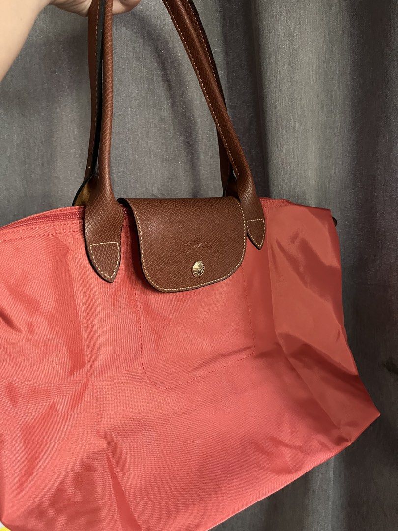 Longchamp tomato long handle medium (Category: Tote Bags) located in San Jacinto. Submitted by kellysthrift_ (Listing ID 1461593831, Image 2). Description: Longhandle Tomato Medium Longchamp.