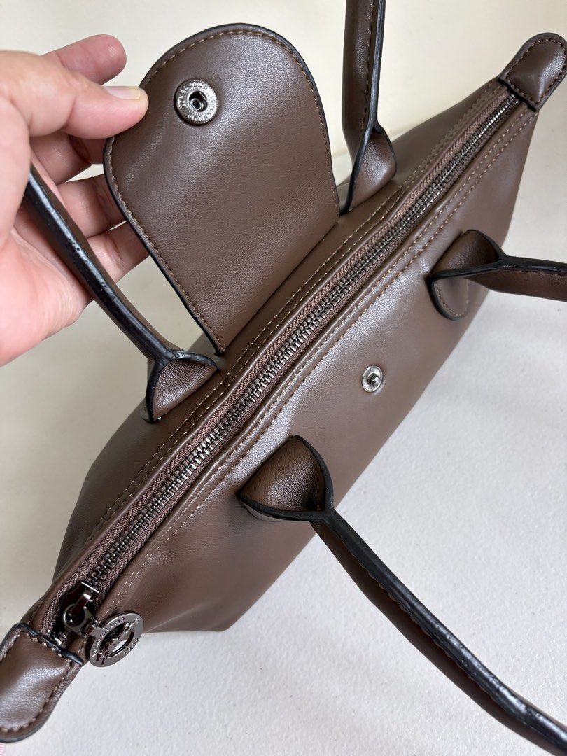 Longchamppp bag (Category: Luxury Bags & Wallets) located in Los Banos. Submitted by ditasbautista2329 (Listing ID 1461684798, Image 3). Description: Longchamppp shoulder hand bag Actual pictures posted Leather Excellent condition.