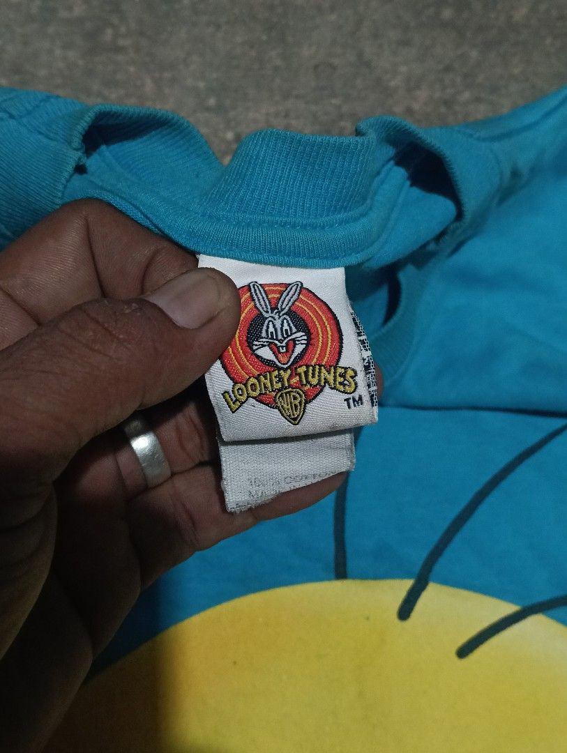 Looney tunes (Category: Formal Shirts) located in Ajuy. Submitted by aljohndalumpines88 (Listing ID 1461771120, Image 3). Description: vintage Looney tunes.