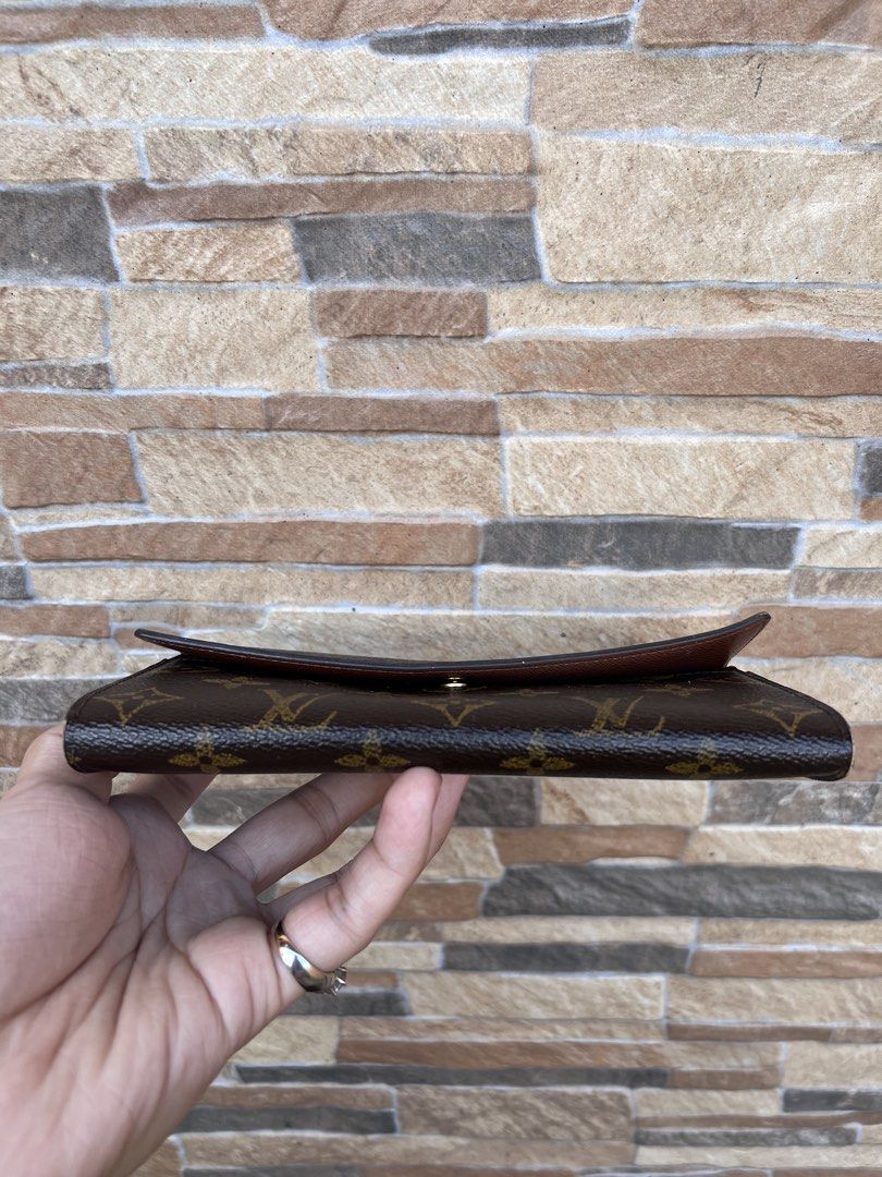 Louis Vuitton Monogram Canvas Sarah Wallet (Category: Luxury Bags & Wallets) located in Cavite. Submitted by justbrowsing_decluttering (Listing ID 1461656128, Image 2). Description: As is po Box Dustbag Guaranteed Authentic 💯 Rank B Condition: 7.5/10.