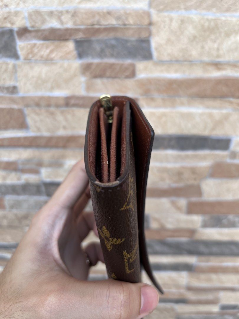 Louis Vuitton Monogram Canvas Sarah Wallet (Category: Luxury Bags & Wallets) located in Cavite. Submitted by justbrowsing_decluttering (Listing ID 1461656128, Image 3). Description: As is po Box Dustbag Guaranteed Authentic 💯 Rank B Condition: 7.5/10.