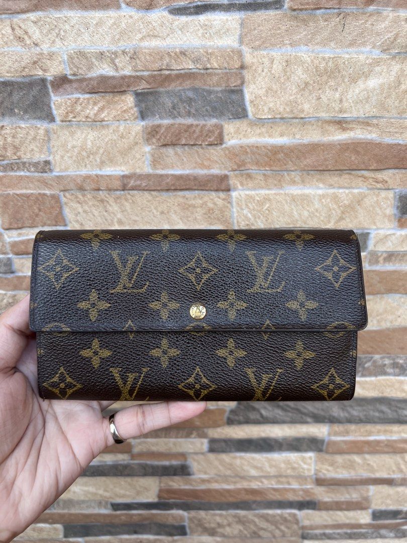 Louis Vuitton Monogram Canvas Sarah Wallet (Category: Luxury Bags & Wallets) located in Cavite. Submitted by justbrowsing_decluttering (Listing ID 1461656128, Image 1). Description: As is po Box Dustbag Guaranteed Authentic 💯 Rank B Condition: 7.5/10.