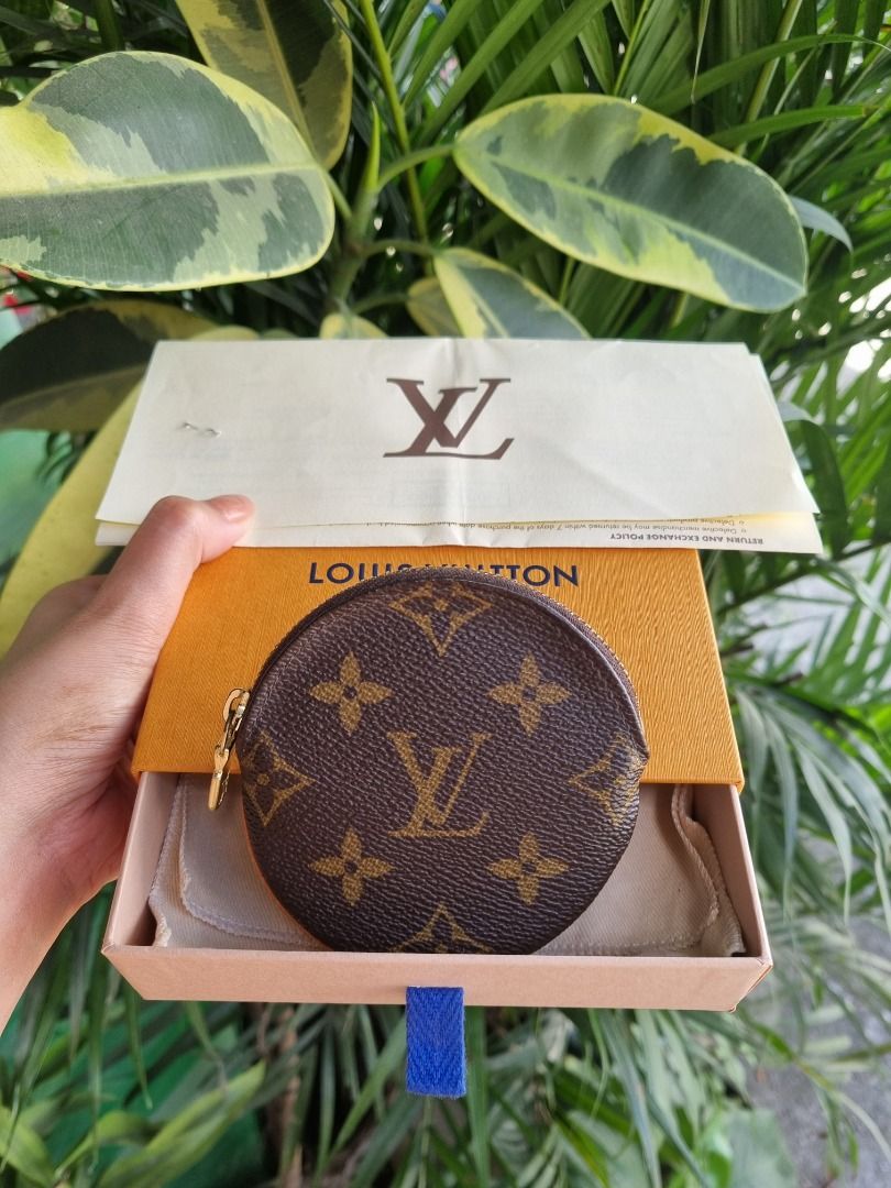 Louis Vuitton LV Round Coin Purse (Category: Luxury Bags & Wallets) located in Valenzuela. Submitted by bunnybugs43383 (Listing ID 1461792903, Image 1). Description: This is an authentic LOUIS VUITTON Monogram Round Coin Purse with polished brass zipper opens to a terracotta cross-grain leather interior to hold coins and other small essentials. -Very good overall condition. -Interior condition: Like new -Complete set - includes LV box, dust bag a