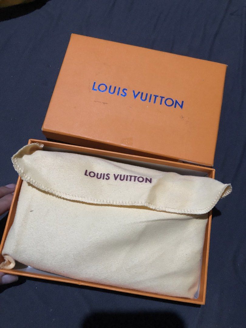 Louis Vuitton Silver Wallet (Category: Wallets & Card holders) located in Cagayan de Oro. Submitted by itzme_cing (Listing ID 1461713663, Image 2). Description: Class A.