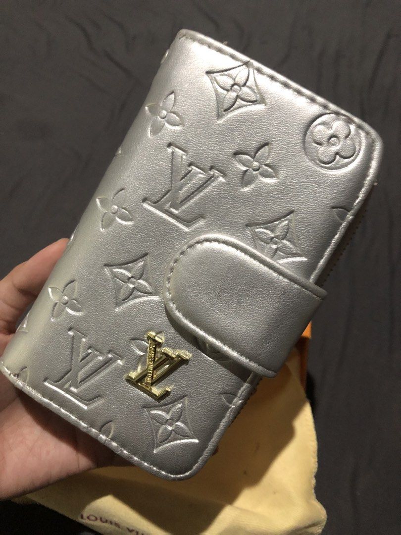 Louis Vuitton Silver Wallet (Category: Wallets & Card holders) located in Cagayan de Oro. Submitted by itzme_cing (Listing ID 1461713663, Image 3). Description: Class A.