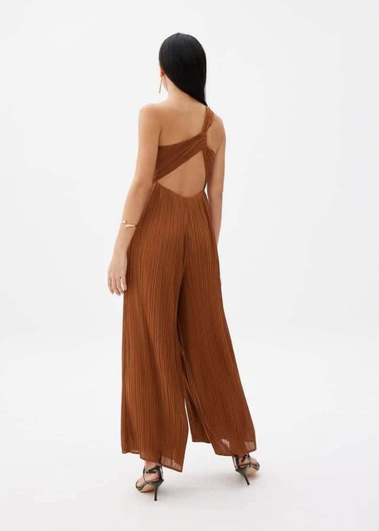 Love Bonito jumpsuit (Category: Dresses) located in Subic. Submitted by ayvee.ph (Listing ID 1461565794, Image 3). Description: Love Bonito jumpsuit Very very pretty!!!!♥️ Paded!!✨✨✨✨ 🏷Good as bnew No issue / No flaws No when worn Size: Xs on tag Price: (last price posted) Rfs: Declutter 📌Color may vary due to lighting / camera used 📍 Olongapo / Subic Reg J&T door to door del Mine now pay tom Payment cutoff 12noon Shipping (every other day) No
