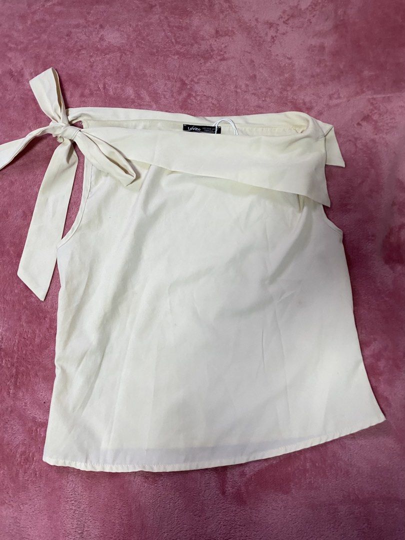 Lovito Bow Top (Category: Others Tops) located in Bulacan. Submitted by cheskadelacruz15 (Listing ID 1461642781, Image 2). Description: Lovito used once s-m meet up or ship via j&t.