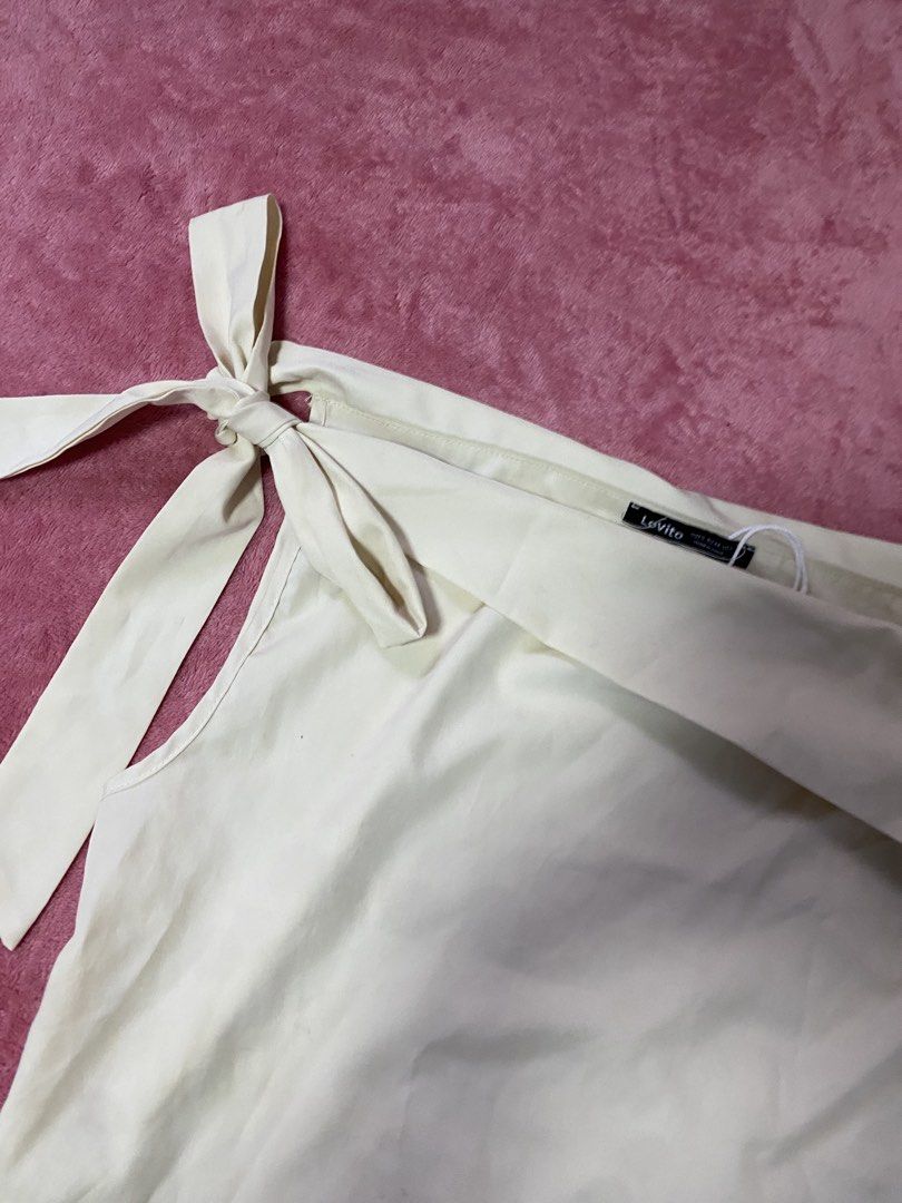 Lovito Bow Top (Category: Others Tops) located in Bulacan. Submitted by cheskadelacruz15 (Listing ID 1461642781, Image 3). Description: Lovito used once s-m meet up or ship via j&t.