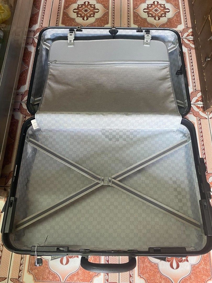 Luggage (Category: Luggage) located in Cavite. Submitted by needful_things01 (Listing ID 1461667346, Image 3). Description: Luggage w/key Japan Quality.