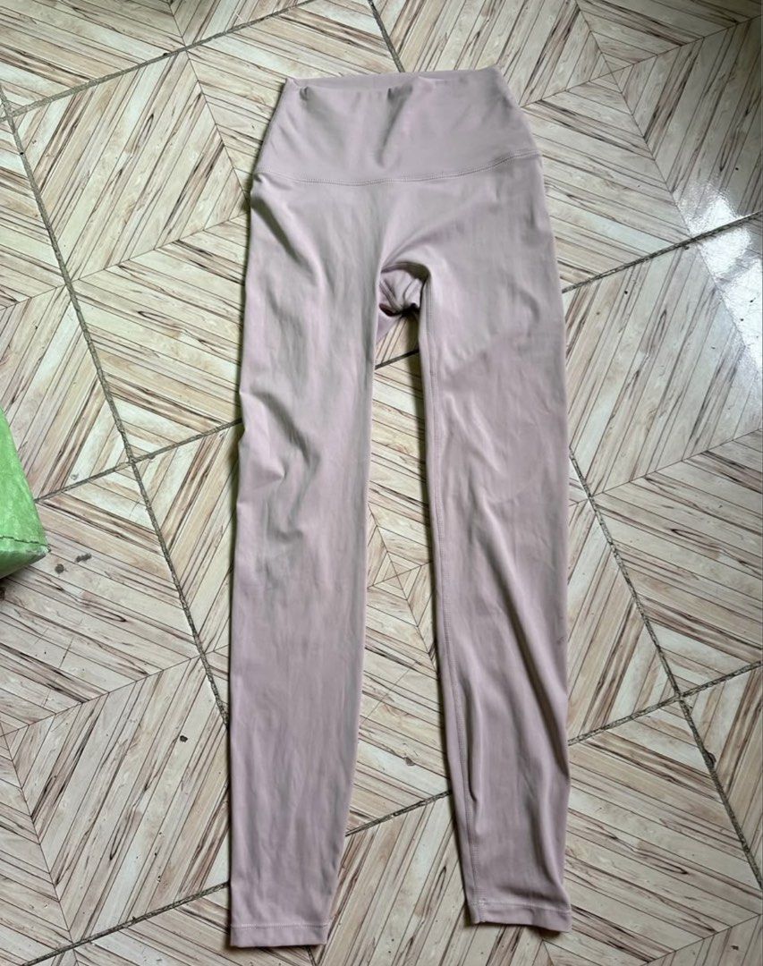 Lululemon Align High-Rise Leggings (Category: Activewear) located in Angeles City. Submitted by alejeong27 (Listing ID 1461796597, Image 1). Description: meron discoloration po .