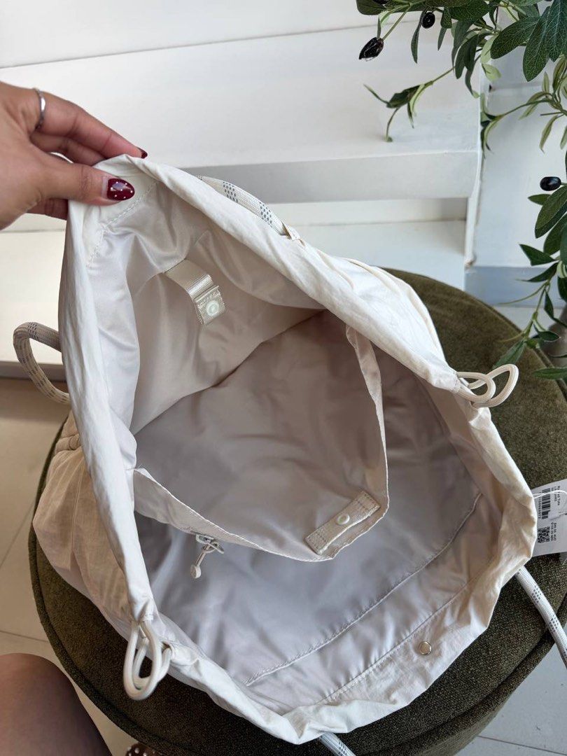 Lululemon Ruched Tote Bag 24L (Category: Shoulder Bags) located in Binan City. Submitted by pinkykeenshop (Listing ID 1461758620, Image 3). Description: .