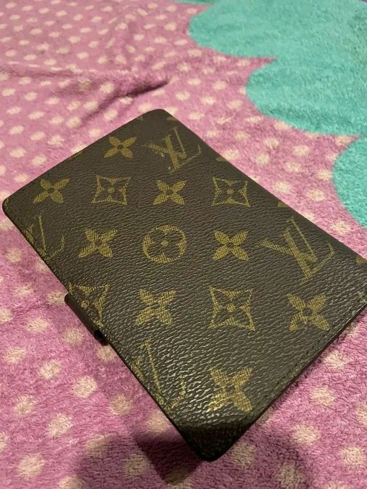 LV ACCESSORIES (Category: Luxury Accessories) located in Cavite. Submitted by soundthrift (Listing ID 1461619337, Image 2). Description: no issue as is.