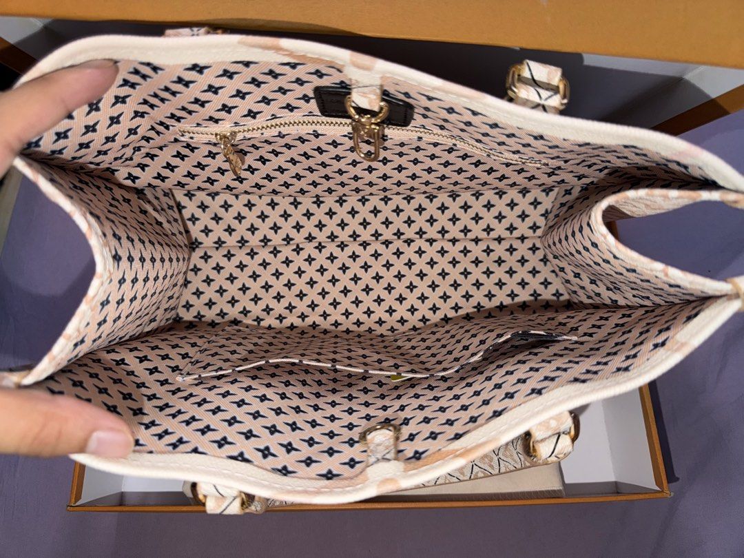 LV Handbag (Category: Shoulder Bags) located in Manila. Submitted by oscariv (Listing ID 1461730435, Image 3). Description: .