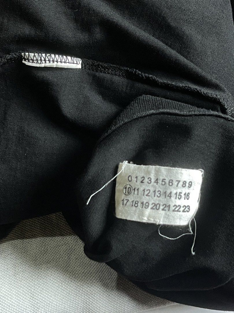 Maison margiela (Category: Activewear) located in Himamaylan. Submitted by ajingggz05 (Listing ID 1461613487, Image 3). Description: Excellent condition W:23 L:27 Cr:9.5/10 Issue: cut wash tag .
