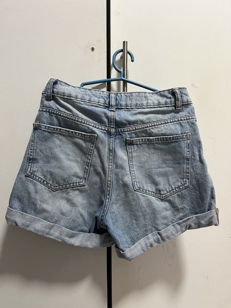 Mango Light Wash Denim Mom Shorts (Category: Shorts) located in Paranaque City. Submitted by summertimesundays (Listing ID 1461681052, Image 3). Description: - fits up to medium (28) but best for size small (24-26) - light wash denim - mop: maribank/bpi/bdo - mod: j&t c/o buyer or meetup around ust.