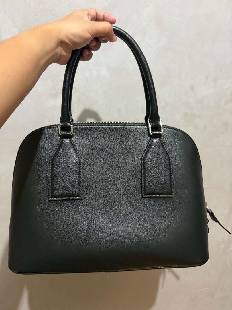MARC JACOBS BLACK BAG MEDIUM SIZE (Category: Cross-body Bags) located in Quezon City. Submitted by littleshopbyzandz (Listing ID 1461643256, Image 2). Description: Very Negotiable Free delivery See photos when worn.