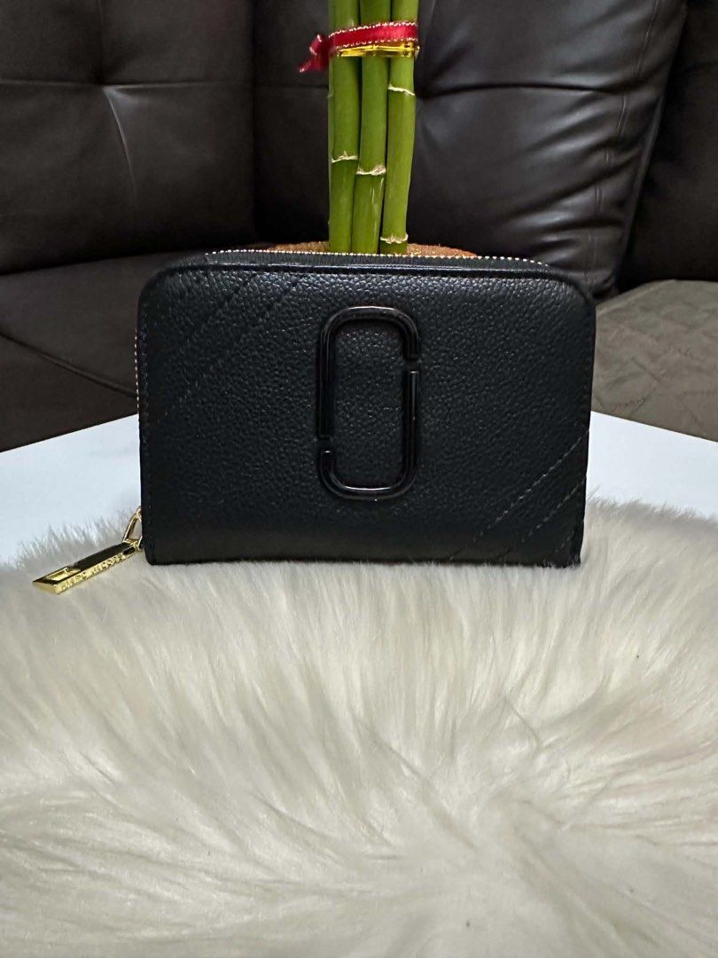 Marc Jacobs Wallet (Category: Wallets & Card holders) located in Mandaue City. Submitted by ludz_0246 (Listing ID 1461720055, Image 1). Description: Gold Hardware Medium size Card Dlot Coin Slot With box No Issue.