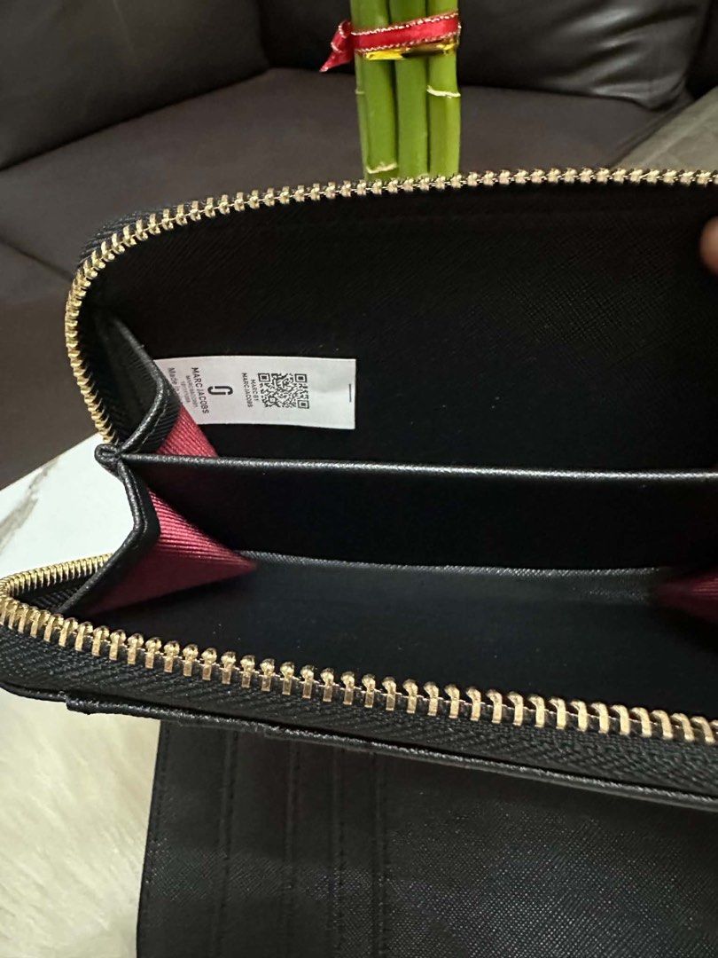 Marc Jacobs Wallet (Category: Wallets & Card holders) located in Mandaue City. Submitted by ludz_0246 (Listing ID 1461720055, Image 3). Description: Gold Hardware Medium size Card Dlot Coin Slot With box No Issue.