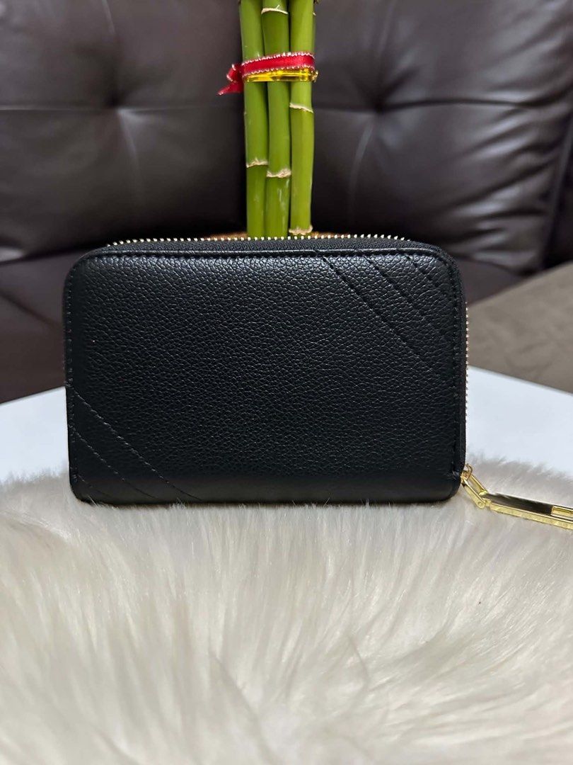 Marc Jacobs Wallet (Category: Wallets & Card holders) located in Mandaue City. Submitted by ludz_0246 (Listing ID 1461720055, Image 2). Description: Gold Hardware Medium size Card Dlot Coin Slot With box No Issue.