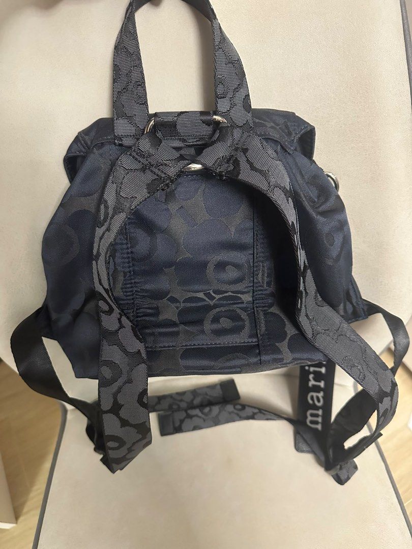 marimekko backpack （分類：手袋及銀包）位於 Hong Kong。 由 baobao526 提交（商品編號 1461709325，圖片 3）。簡介： EVERYTHING SMALL UNIKKO BACKPACK SPECIFICATIONS Material: 100 % Polyester Size: H21 x W20 x D12 (CM)。