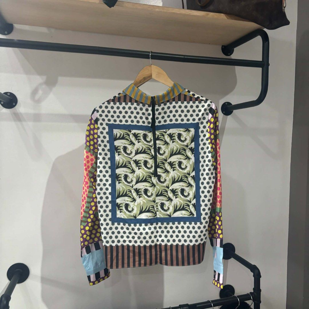 Marni patterned blouse (Category: Blouses) located in Bambang. Submitted by heats777 (Listing ID 1461659417, Image 3). Description: Excellent condition No issues Size: 40 on tag.
