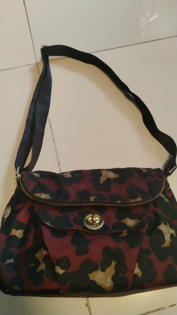 Maroon Leopard Print Crossbody Bag with Gold Hardware (Category: Cross-body Bags) located in Manila. Submitted by wildwind_73f77a (Listing ID 1461586768, Image 3). Description: - Stylish maroon bag with a fun leopard print detail. - Secure zip closure on top. - Decorative and functional twist lock closure on the front flap. - Adjustable strap for a customized and comfortable fit. - Interior pockets for easy organization. - Versatile for everyday 