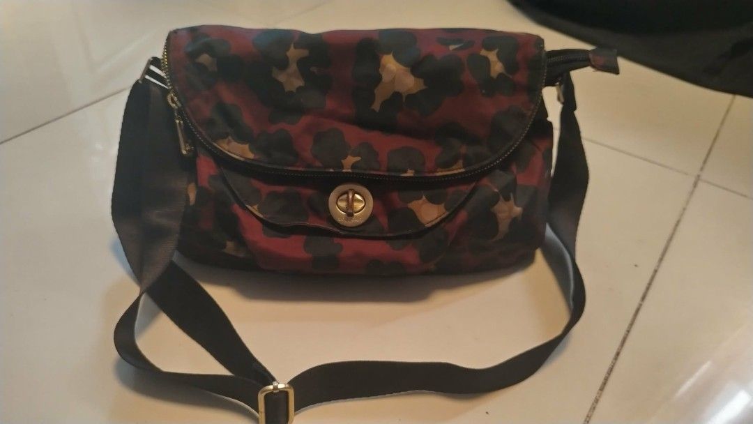 Maroon Leopard Print Crossbody Bag with Gold Hardware (Category: Cross-body Bags) located in Manila. Submitted by wildwind_73f77a (Listing ID 1461586768, Image 2). Description: - Stylish maroon bag with a fun leopard print detail. - Secure zip closure on top. - Decorative and functional twist lock closure on the front flap. - Adjustable strap for a customized and comfortable fit. - Interior pockets for easy organization. - Versatile for everyday 