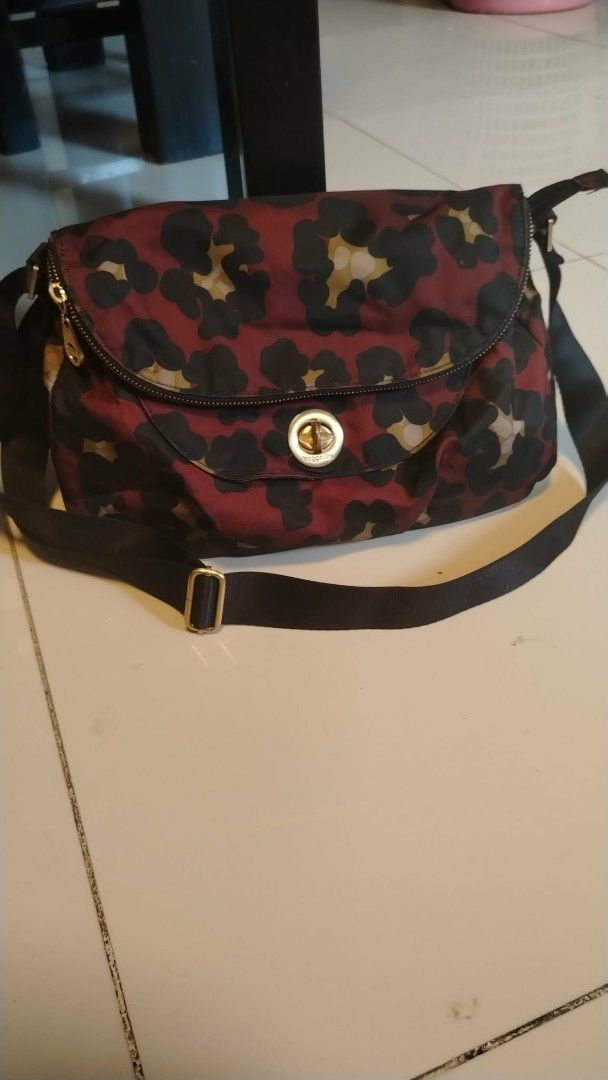 Maroon Leopard Print Crossbody Bag with Gold Hardware (Category: Cross-body Bags) located in Manila. Submitted by wildwind_73f77a (Listing ID 1461586768, Image 1). Description: - Stylish maroon bag with a fun leopard print detail. - Secure zip closure on top. - Decorative and functional twist lock closure on the front flap. - Adjustable strap for a customized and comfortable fit. - Interior pockets for easy organization. - Versatile for everyday 