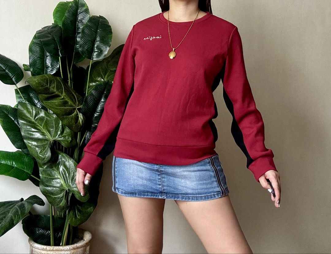 Maroon Sweatshirt with Black Side Panels (Category: Coats, Jackets and Outerwear) located in Mandaluyong City. Submitted by roxieeeeeee (Listing ID 1461635366, Image 3). Description: - Maroon long-sleeved sweatshirt - Features black panels down the sides - Crew neck - Relaxed fit - Comfortable and casual style - Perfect for layering or wearing on its own - Easy to pair with jeans or a skirt.