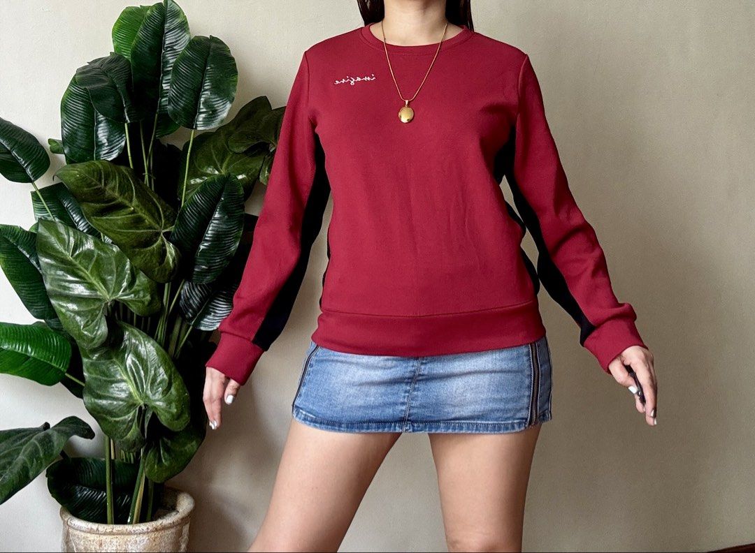 Maroon Sweatshirt with Black Side Panels (Category: Coats, Jackets and Outerwear) located in Mandaluyong City. Submitted by roxieeeeeee (Listing ID 1461635366, Image 2). Description: - Maroon long-sleeved sweatshirt - Features black panels down the sides - Crew neck - Relaxed fit - Comfortable and casual style - Perfect for layering or wearing on its own - Easy to pair with jeans or a skirt.