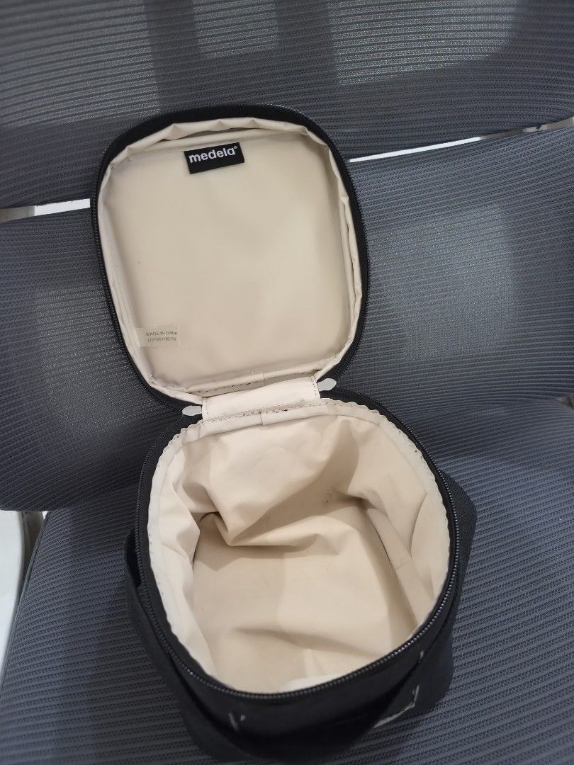 Medela Cooler Bag for Breast Milk (Category: Breastfeeding & Bottle Feeding) located in Koronadal. Submitted by shineubs (Listing ID 1461612780, Image 2). Description: - Black Medela cooler bag - Keeps breast milk cool on the go - No ice pack.