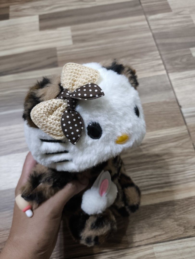 Mengqiqi Hello Kitty Leopard Plushie (Category: Plushies & Soft Toys) located in San Pedro. Submitted by tianthrift (Listing ID 1461745556, Image 2). Description: Mengqiqi Hello Kitty Leopard Plushie Very good condition W/ hang tags NOTE: This item is thrifted, so please manage your expectations. What you see is what you get. Colors may also vary due to lighting. No COD/COP! Book-your-own policy for the lalamove option. Thank you!.