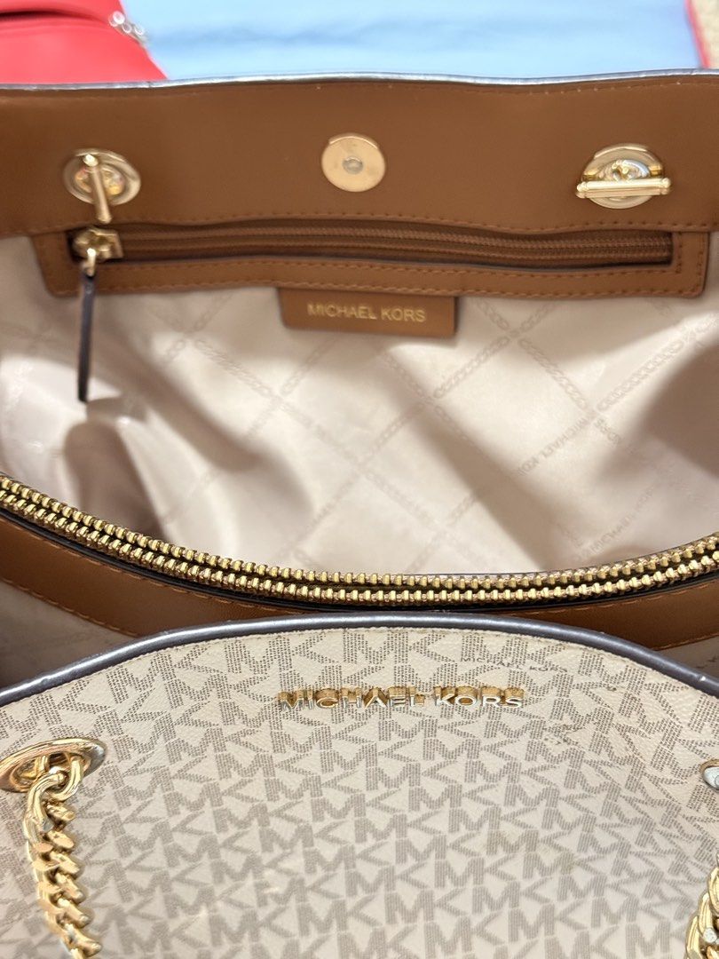 Michael kors bag (Category: Tote Bags) located in Cebu City. Submitted by wise_aiyanncray (Listing ID 1461728599, Image 2). Description: .