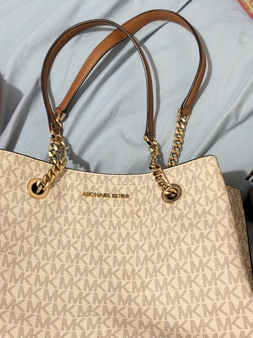 Michael kors bag (Category: Tote Bags) located in Cebu City. Submitted by wise_aiyanncray (Listing ID 1461728599, Image 3). Description: .