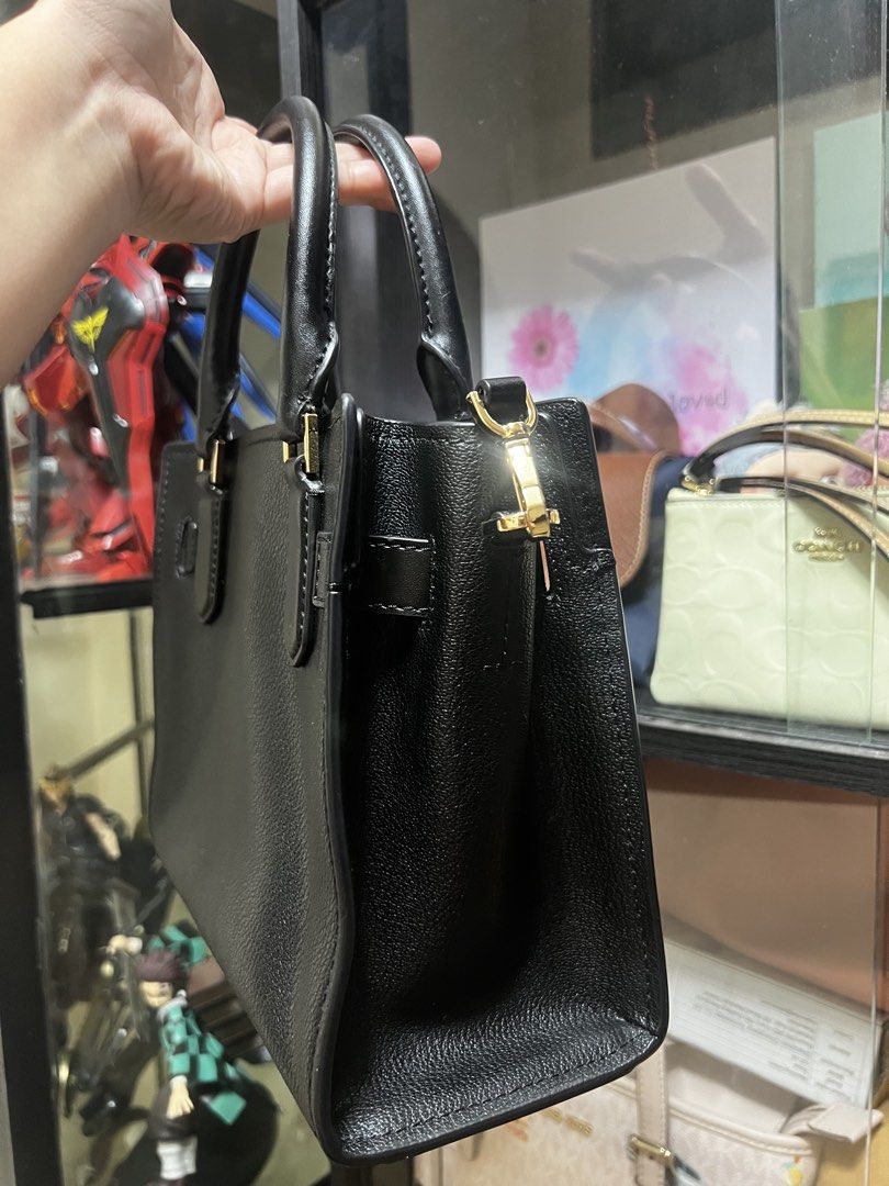 Michael Kors Black Leather Hamilton (Category: Shoulder Bags) located in Caloocan City. Submitted by ericavi_g (Listing ID 1461601593, Image 3). Description: - Authentic Michael Kors black leather satchel bag - Elegant gold hardware, featuring the signature lock and key charm - Versatile carrying options with top handles and a detachable strap - Luxurious pebbled leather texture - Ample interior space for all your essentials - Ideal for both dail