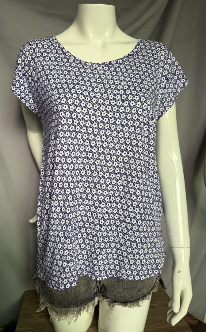 Michael Kors Blue & White Geometric Print Top Size S (Category: Blouses) located in La Trinidad. Submitted by rare_closet_finds (Listing ID 1461797599, Image 1). Description: - Cute Michael Kors top - Blue and white geometric pattern - Short sleeves - Round neckline - size S on tag but can fit medium - Ideal for casual wear - Pairs well with shorts or jeans - dimes: 19”x 25” stretchable.