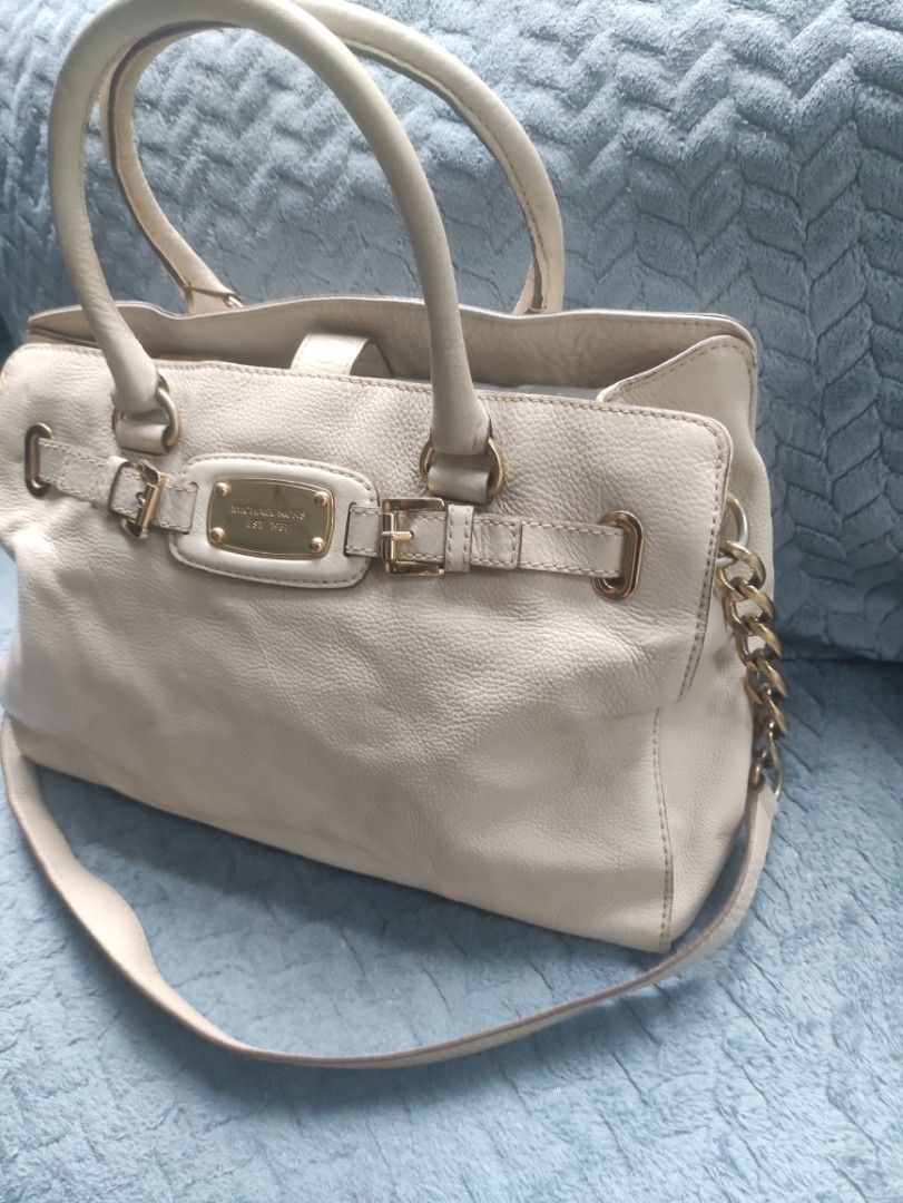 Michael Kors Leather Handbag (Category: Luxury Bags & Wallets) located in Cainta. Submitted by kluxurychoices (Listing ID 1461607393, Image 2). Description: Michael Kors bag U.S. bought very nice in actual .