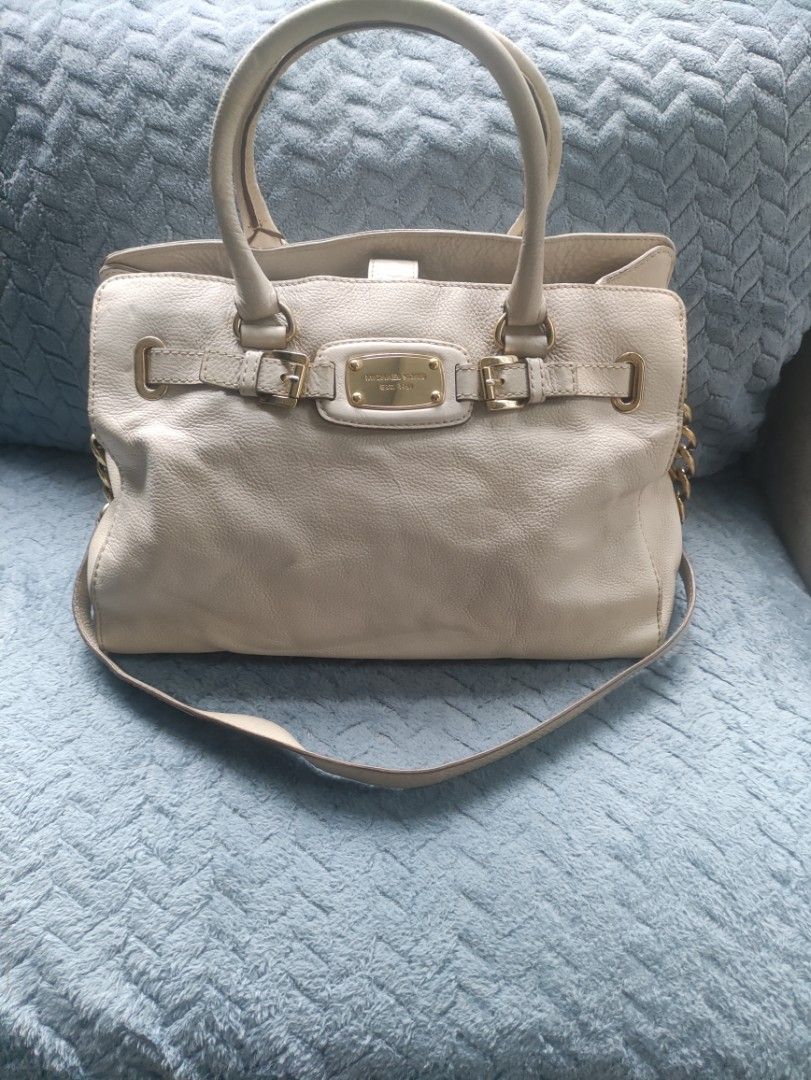 Michael Kors Leather Handbag (Category: Luxury Bags & Wallets) located in Cainta. Submitted by kluxurychoices (Listing ID 1461607393, Image 1). Description: Michael Kors bag U.S. bought very nice in actual .