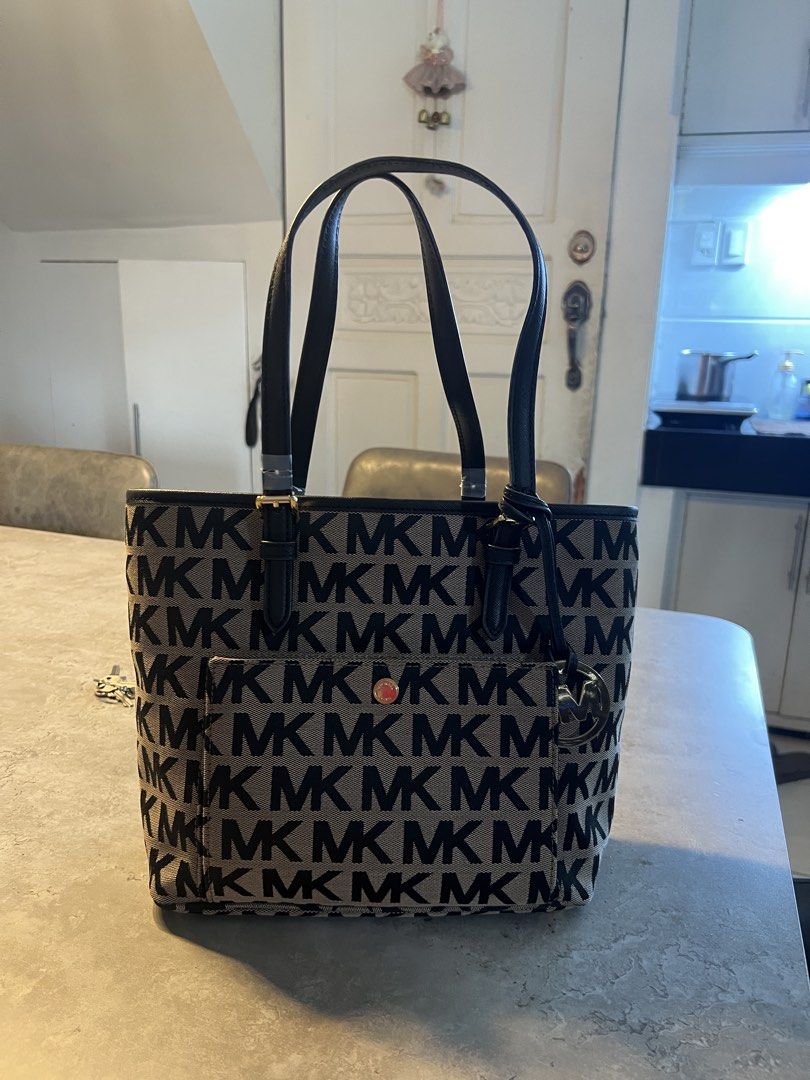 Michael Kors MD Snap Pocket Tote Bag (Category: Tote Bags) located in Manila. Submitted by clxng (Listing ID 1461598579, Image 1). Description: - Srp is around 9k but bought it with a discounted price (7,800) - Now selling for only 6,500 - Never been used, opened only! - 100% AUTHENTIC, bought in the US.