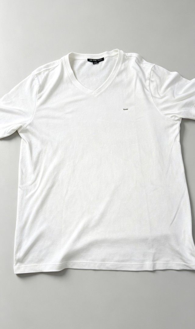 Michael Kors White V-Neck T-Shirt (Category: Tshirts & Polo Shirts ) located in Manila. Submitted by noblehorse-dccec0 (Listing ID 1461734973, Image 2). Description: - Classic white V-neck t-shirt - Authentic Michael Kors - Features a subtle MK logo on the chest - Made from soft, comfortable cotton fabric - Versatile basic for everyday wear - Medium on tag but fit to Large dimes; 21x27.