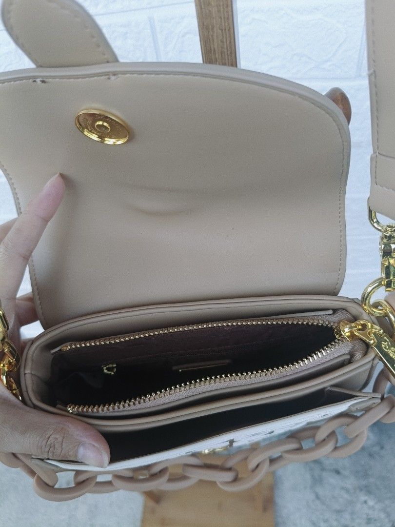 Mickey Bag 1 (Category: Cross-body Bags) located in Cavite. Submitted by j_creations18 (Listing ID 1461579736, Image 3). Description: - Used once - Slightly peeling off once it arrived to me - Adjustable strap - Zipper closure - Bought this for P550.