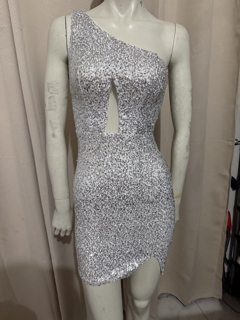 MISS ORD Silver/White Sequins Dress (Category: Evening dresses & gowns) located in Las Pinas. Submitted by sellerkjb (Listing ID 1461781541, Image 2). Description: MISS ORD By SHEIN BRAND NEW XS TO SMALL please note na walang issue sa zipper, di lang sya kasya sa mannequin kaya di masara completely.