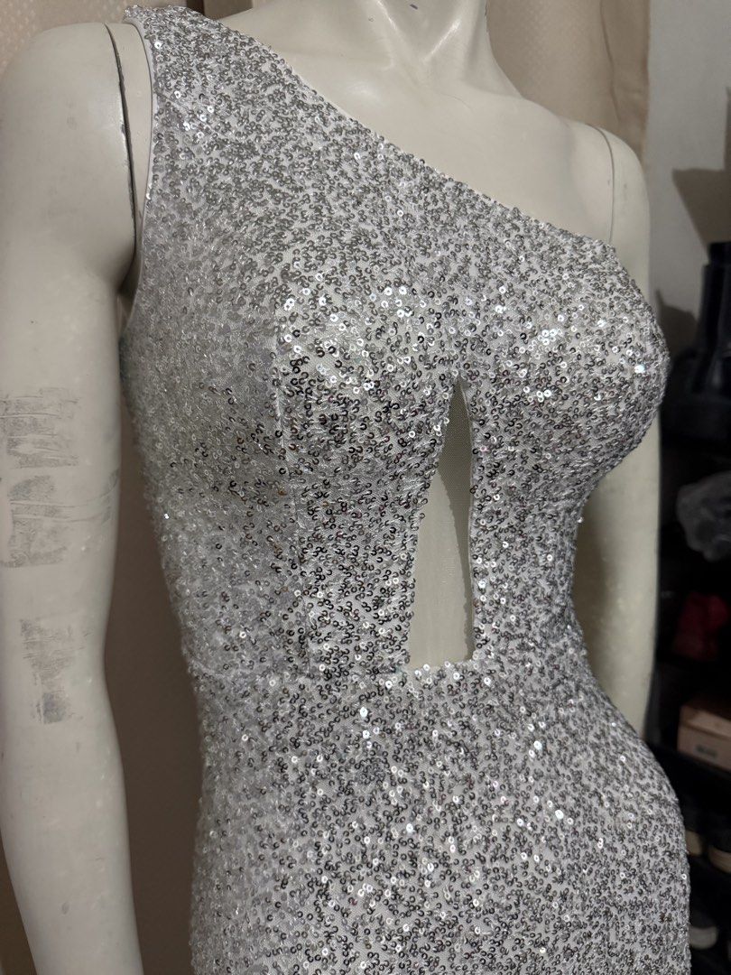 MISS ORD Silver/White Sequins Dress (Category: Evening dresses & gowns) located in Las Pinas. Submitted by sellerkjb (Listing ID 1461781541, Image 3). Description: MISS ORD By SHEIN BRAND NEW XS TO SMALL please note na walang issue sa zipper, di lang sya kasya sa mannequin kaya di masara completely.