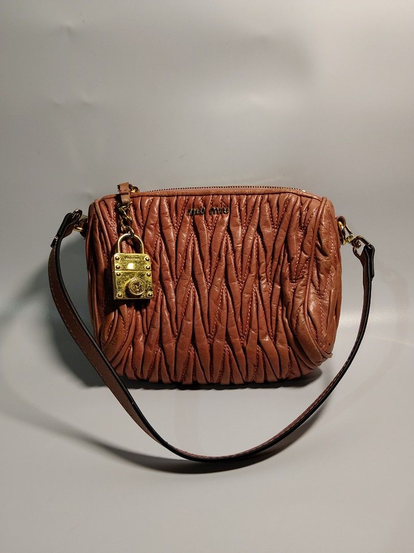 MIU MIU Matelasse Pink (Category: Shoulder Bags) located in Valencia. Submitted by coolwolf_27a64f (Listing ID 1461698921, Image 1). Description: Miu Miu Pink Matelassé Leather Shoulder Pochette Bag A charming Miu Miu shoulder pochette crafted from soft pink Matelassé leather, featuring the brand's signature ruched quilting. Compact yet elegant, this feminine piece is perfect for carrying your daily essentials and effortlessly transitions from da
