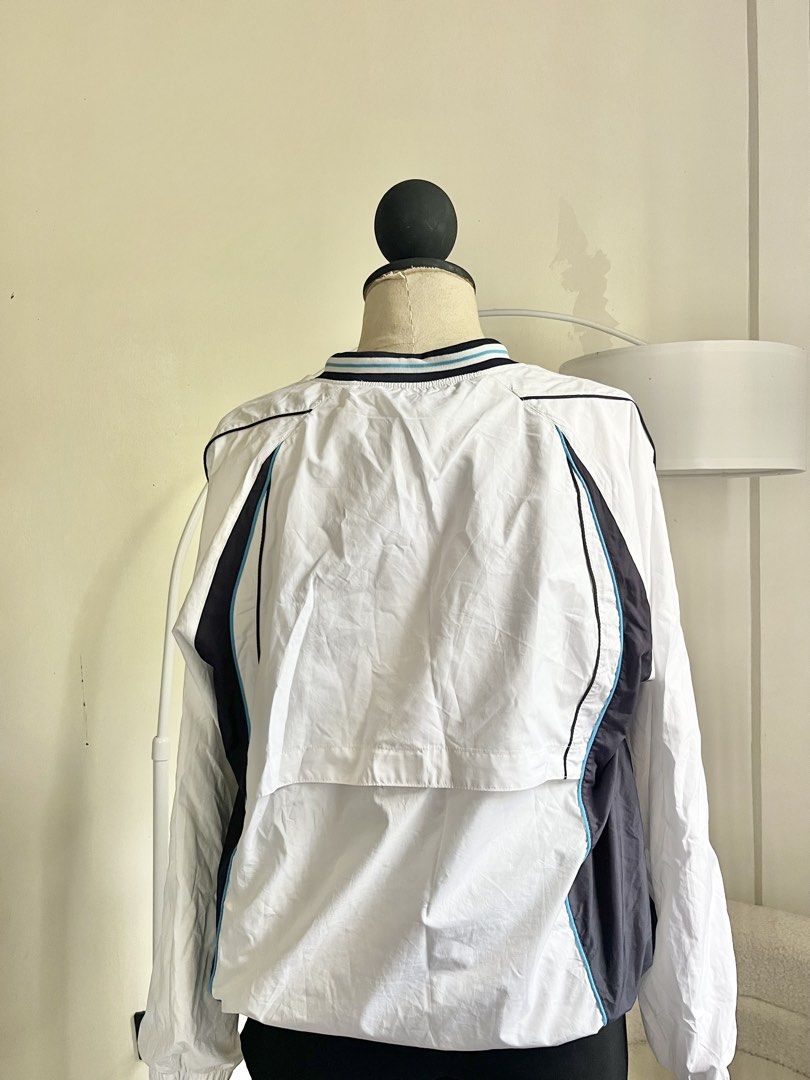 mizuno windbreaker jacket (Category: Coats, Jackets and Outerwear) located in Gasan. Submitted by sellcouth (Listing ID 1461626132, Image 2). Description: m.