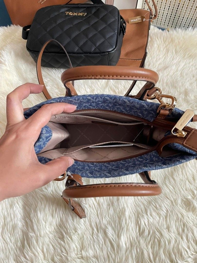Mk tote bag (Category: Luxury Bags & Wallets) located in Naga. Submitted by jea1991 (Listing ID 1461580445, Image 2). Description: honest issue: may kaonting dent sa may baba still with cards good as new condition.