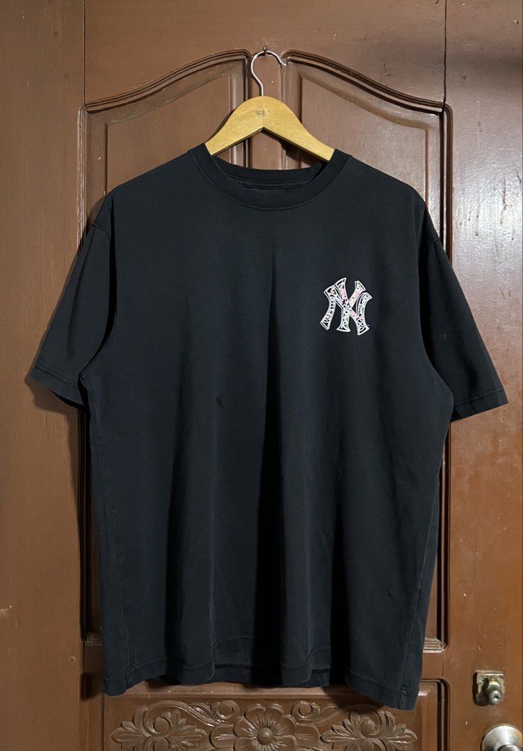 MLB Black Shirt (Category: Tshirts & Polo Shirts ) located in Manila. Submitted by thriftpoint99 (Listing ID 1461772756, Image 2). Description: 24x29 Issue not sure if stain or just needwash on sleeve part excellent condition.