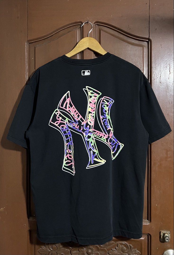 MLB Black Shirt (Category: Tshirts & Polo Shirts ) located in Manila. Submitted by thriftpoint99 (Listing ID 1461772756, Image 1). Description: 24x29 Issue not sure if stain or just needwash on sleeve part excellent condition.