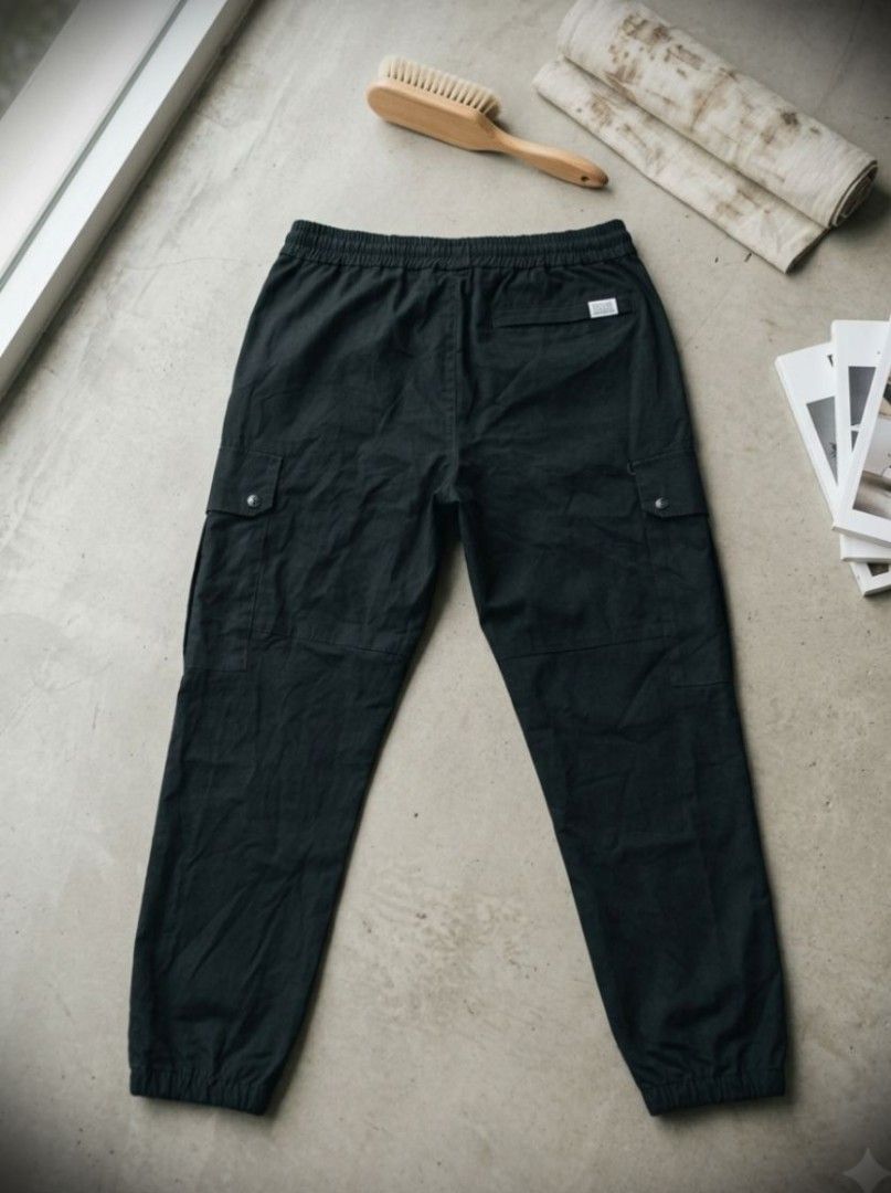 NY MLB Nylon Woven Windbreaker Cargo Pants (Category: Jeans) located in Manila. Submitted by liliaplay (Listing ID 1461711774, Image 2). Description: Authentic! Pre-loved Imported 5 pockets semi lightweight and thick embroidered patch design snap buttoned pockets garterized water resistant Unisex size: 30-34 length: 39 hem/rise: 13 No Issue! rtw Lowered to its negotiable price Payment 1st Shipped.