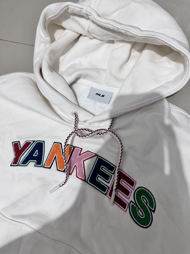 MLB yankees hoodie (Category: Coats, Jackets and Outerwear) located in Manila. Submitted by nilodanzcuadra (Listing ID 1461606728, Image 2). Description: Size small mens (M to L womens) Pwede sa medium mens, pero boxy na Nasukat lang, hindi nagamit Loc: north caloocan.
